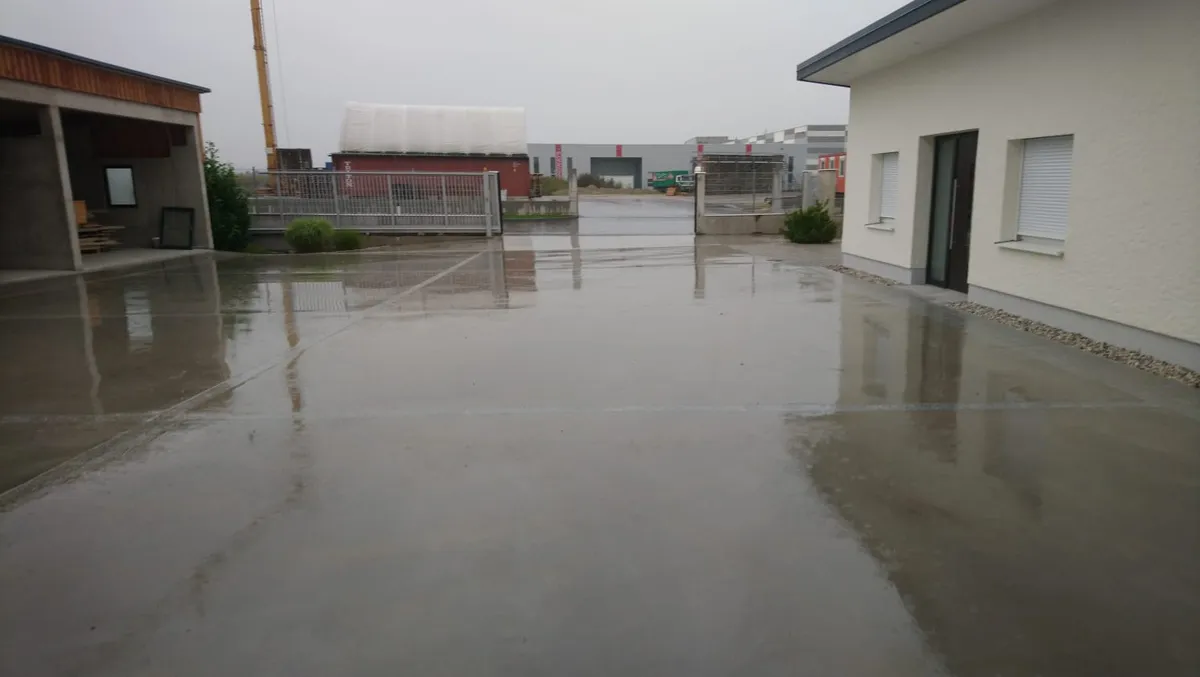 Lagerhalle mit Büro, Carport und Freifläche - Ansicht 2