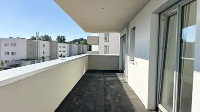 E04