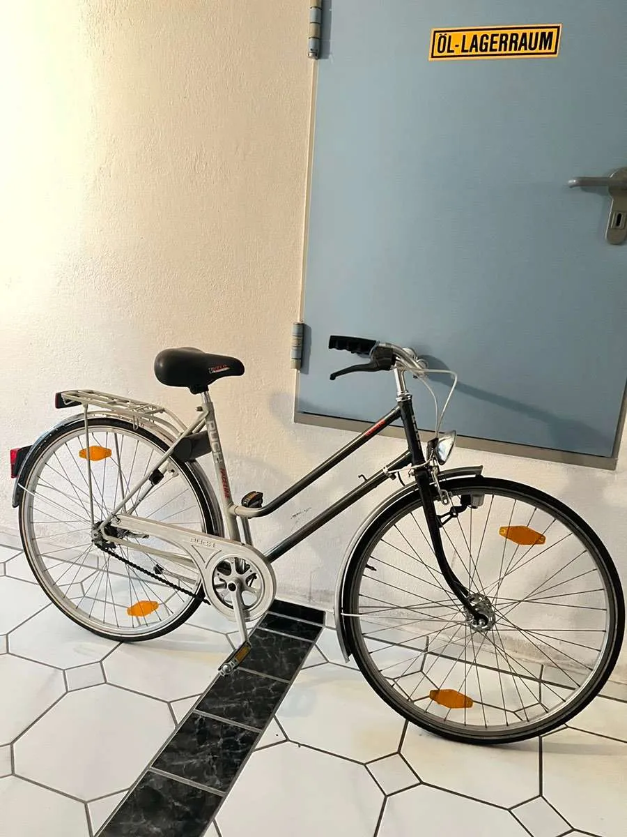 coole fahrradhelme ABUS Urban Helm HUD-Y - mit magnetischem, aufladbarem LED-Rücklicht & Magnetverschluss - cooler Fahrradhelm für den Alltag - für Damen und Herren electric mobility Haibike AllMtn CF 8 Color:Matte Cavalry Blue