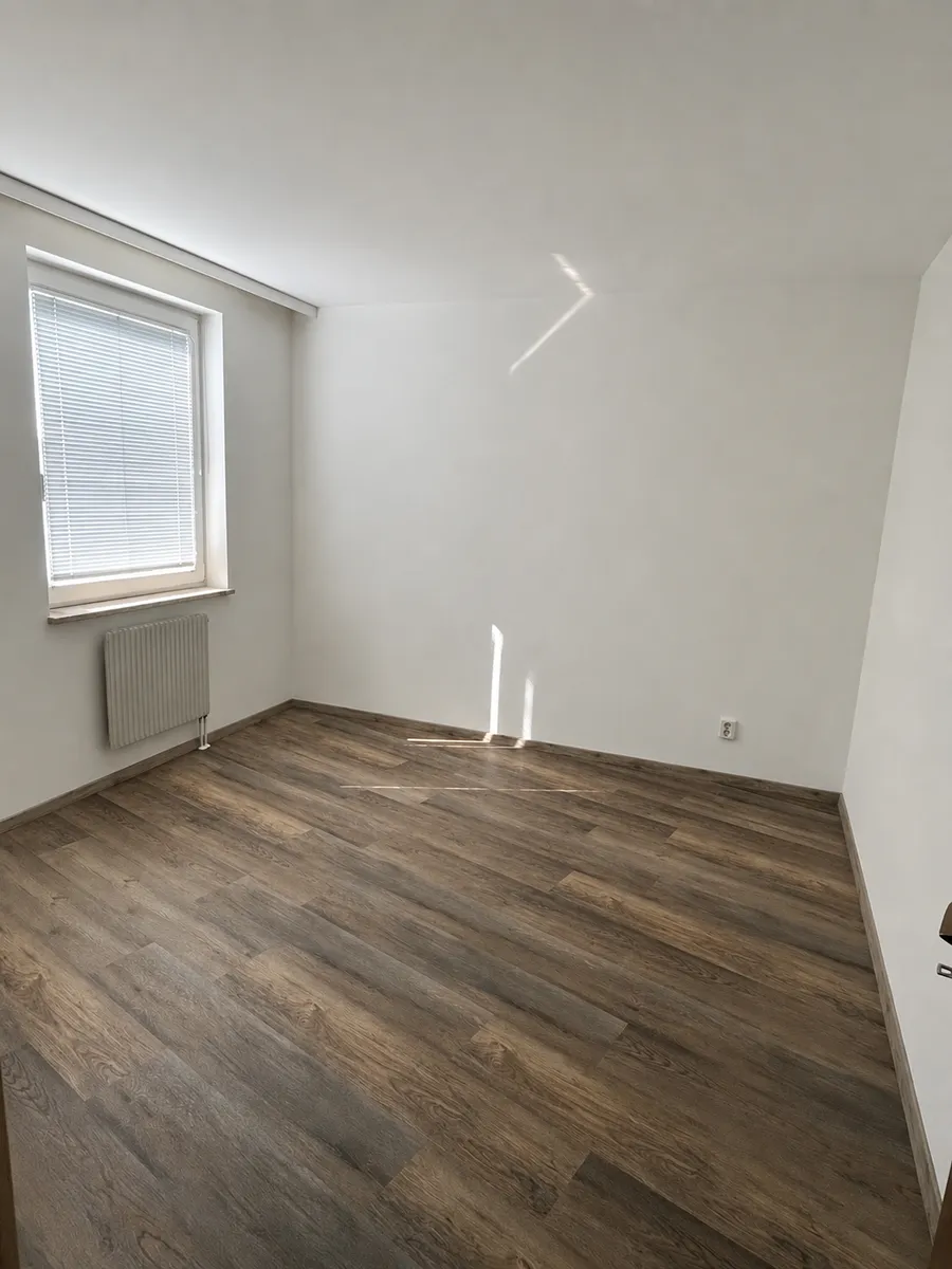 Erstbezug nach Sanierung in ruhiger Lage im Zentrum von Korneuburg - 2 Zimmer mit Balkon, Garage & Lift - Ansicht 2