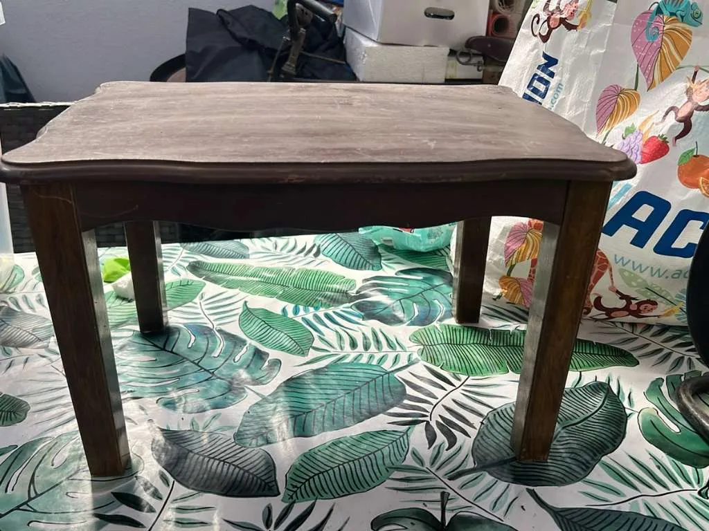 Kleines Tischchen, € 15,- (2542 Kottingbrunn)