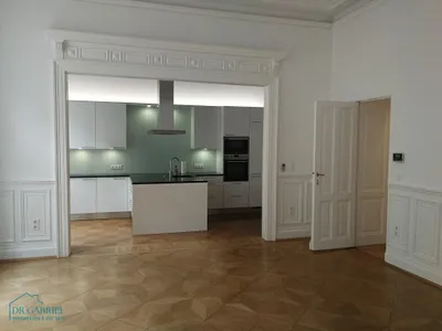 REPRÄSENTATIVE ALTBAUETAGE MIT KLEINEM BALKON