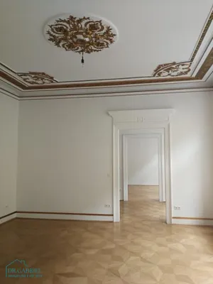 REPRÄSENTATIVE ALTBAUETAGE MIT KLEINEM BALKON – Bild 2