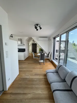 Top Floor Apartment with A/C and Terrace near VIC – Bild 2