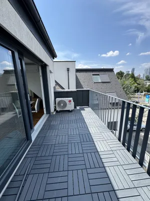 Top Floor Apartment with A/C and Terrace near VIC – Bild 3