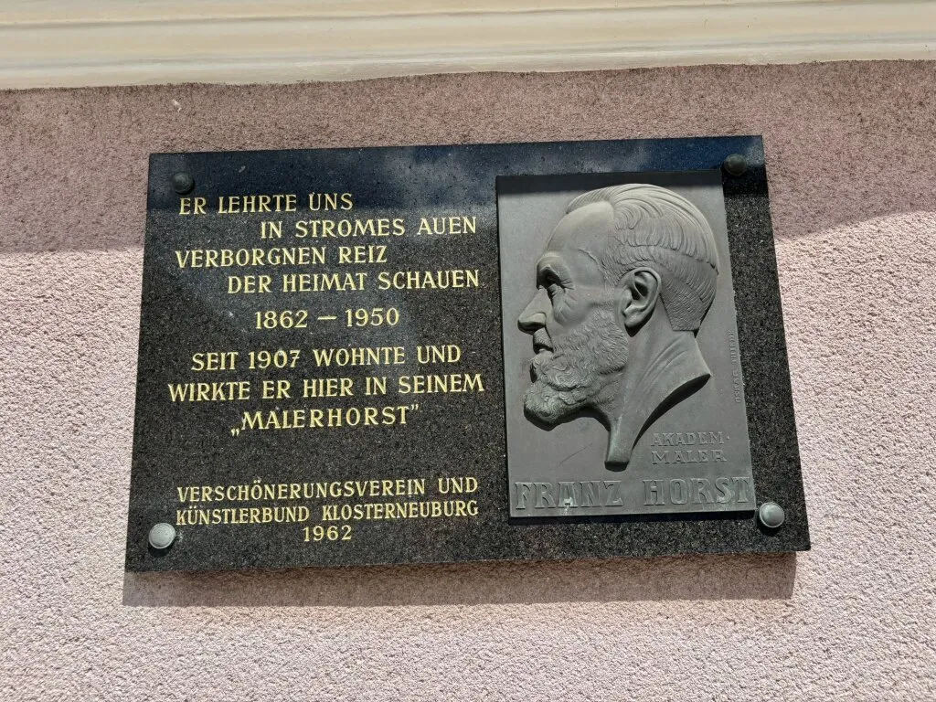 Privatverkauf: geschichtsträchtiges Haus im Martinsviertel Klosterneuburg - 1.711 m² Grundstück (1.119 m² Baugrund) mit Panorama-Fernblick - bis zu 6 Einheiten möglich - Ansicht 2