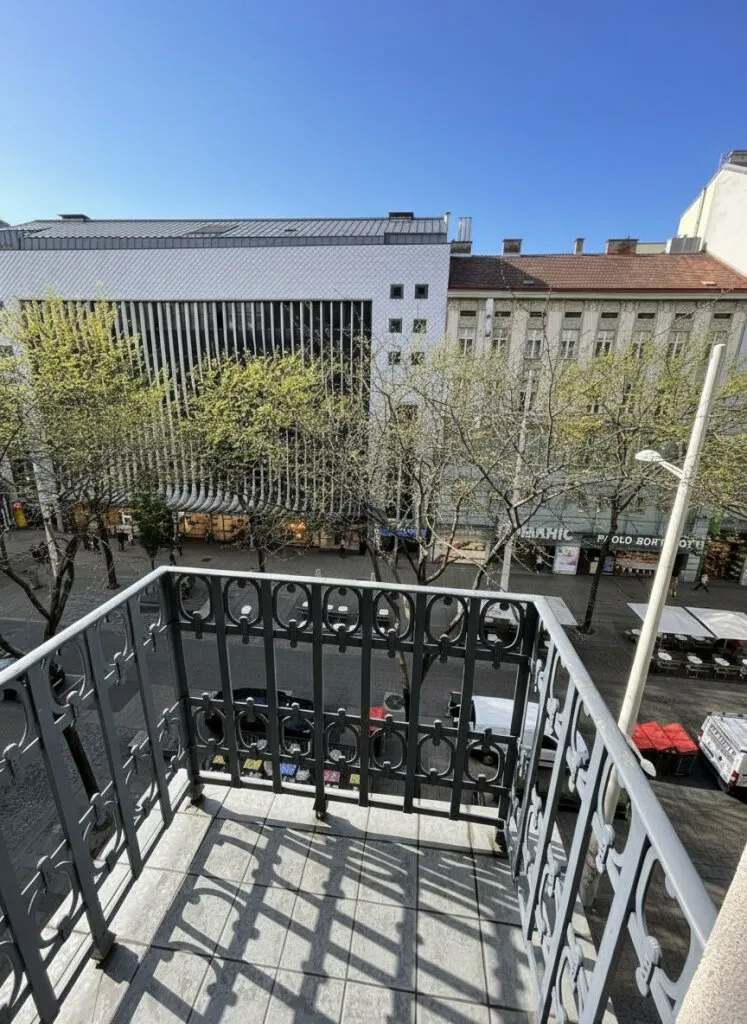 1060! Altbaubüro mit Balkon direkt auf der Mariahilfer Straße! - Ansicht 3