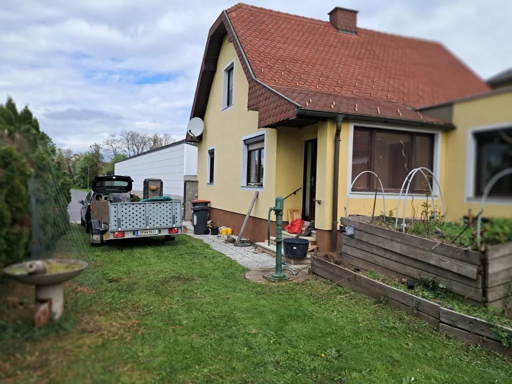 Ausbaufähiges Einfamilienhaus in zentraler Lage mit großem Garten vorerst PROVISIONSFREI! - Ansicht 2