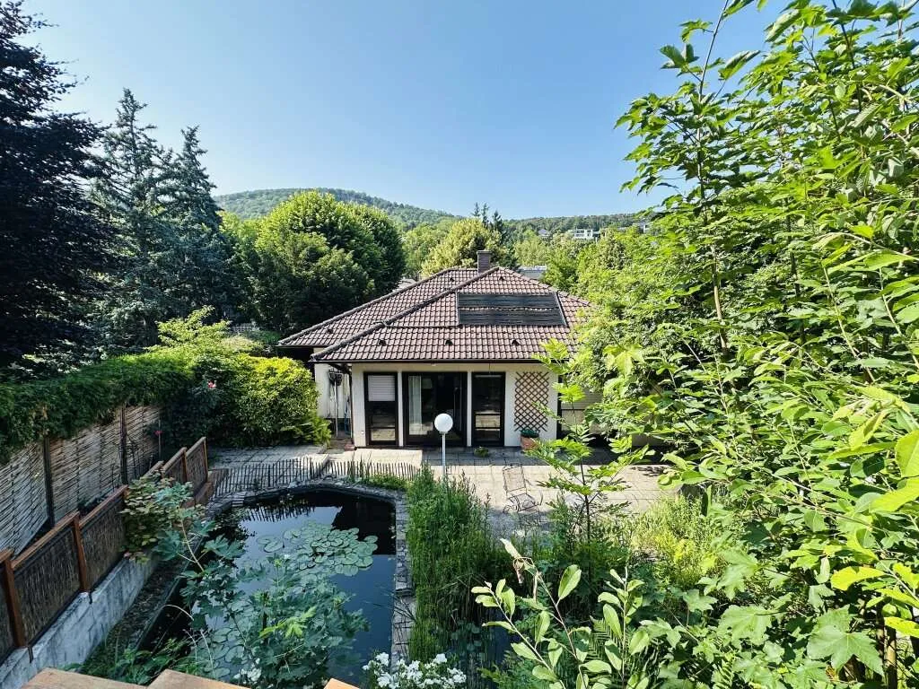 Unterkellertes Einfamilienhaus mit Schwimmteich in ruhiger Villenlage - Vista 2