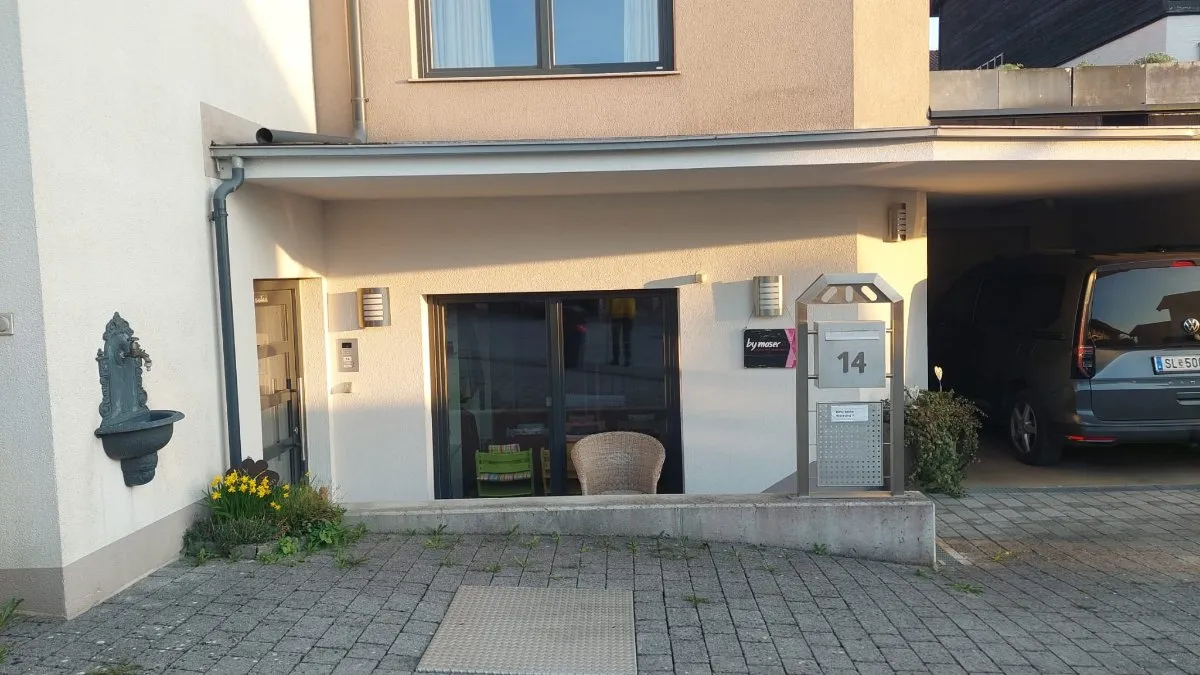 Grosszüg. modernes Eckreihenhaus m. Dachterrasse, Garten und Wohnkeller - Ansicht 3