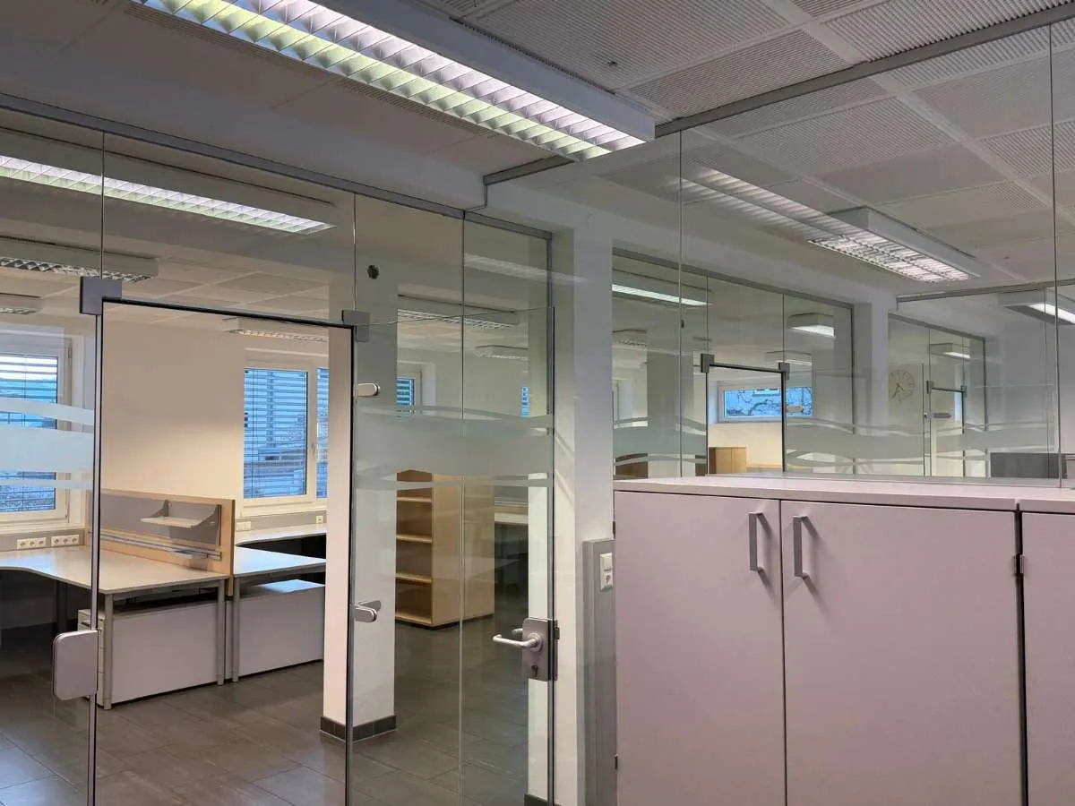 Arbeitsplätze ab € 300 | Einzelbüros ab € 550 - modern, klimatisiert & bezugsfertig - Widok 3