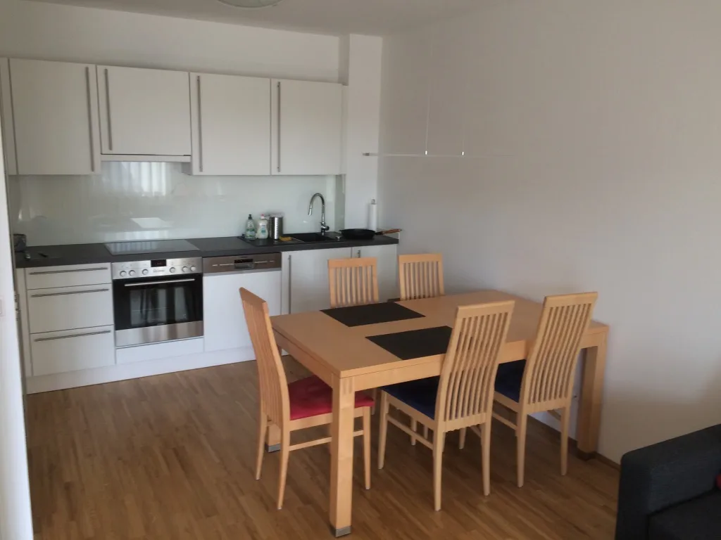 Vollmöblierte Wohnung mit Balkon und Tiefgaragenplatz, Wien