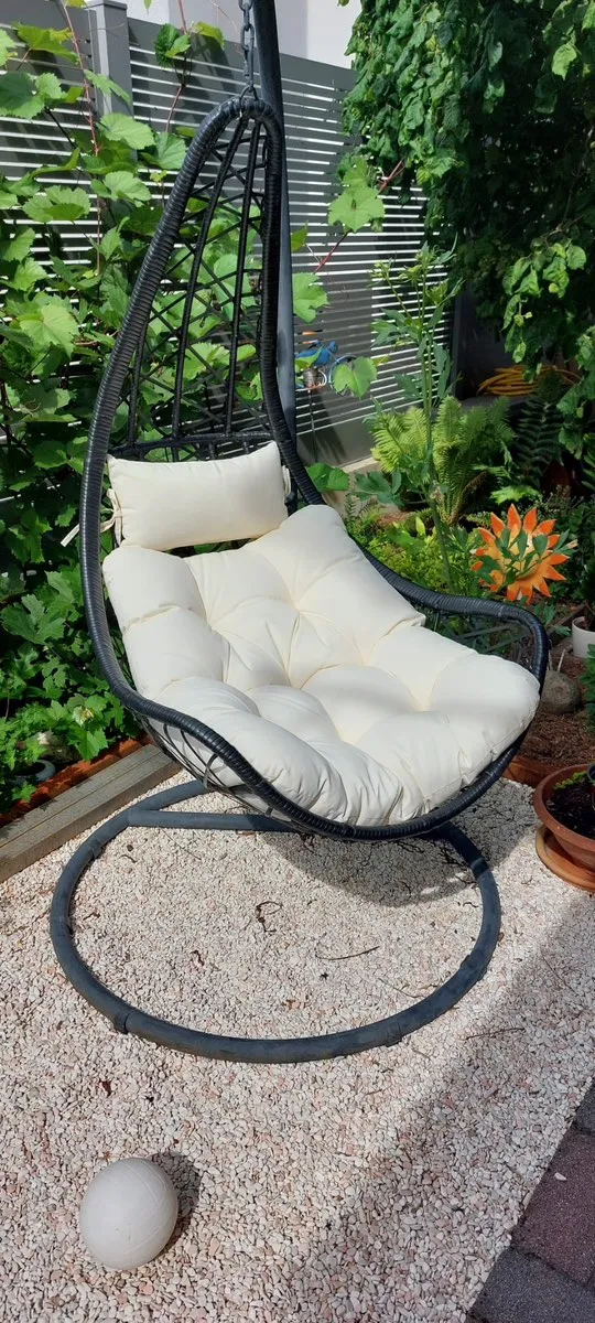 Garten-Hängesessel mit Gestell & cremeweißen Polstern - Top Zustand!, € 90,- (1140 Wien)