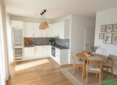 Ruhig gelegene 2-Zimmer-Wohnung mit Loggia, Einbauküche & Garage!!! – Bild 3