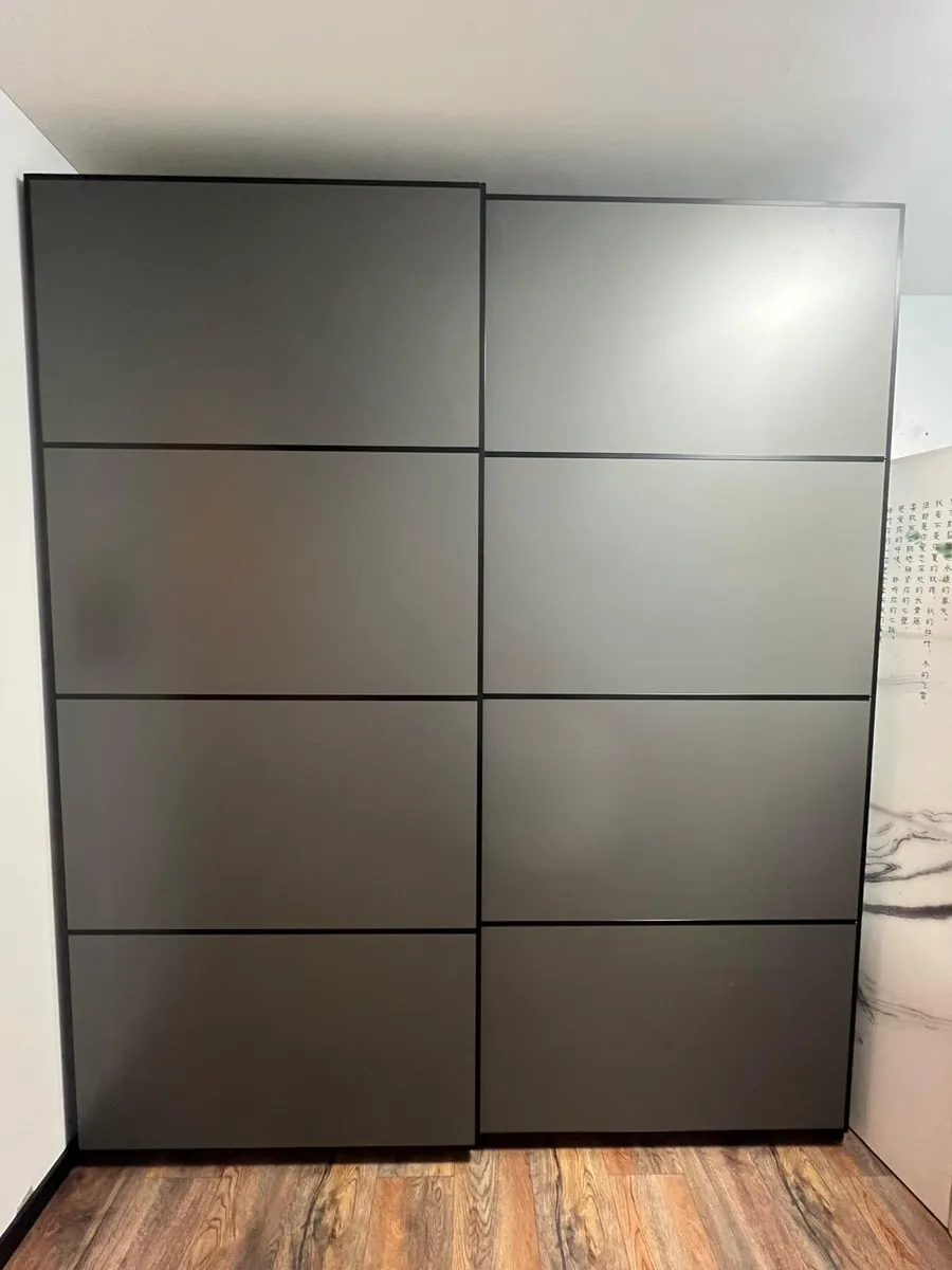 IKEA PAX Kleiderschrank 200cm Grau mit Schiebetüren - Top Zustand (2 Jahre alt), € 480,- (2700 Wiener Neustadt)