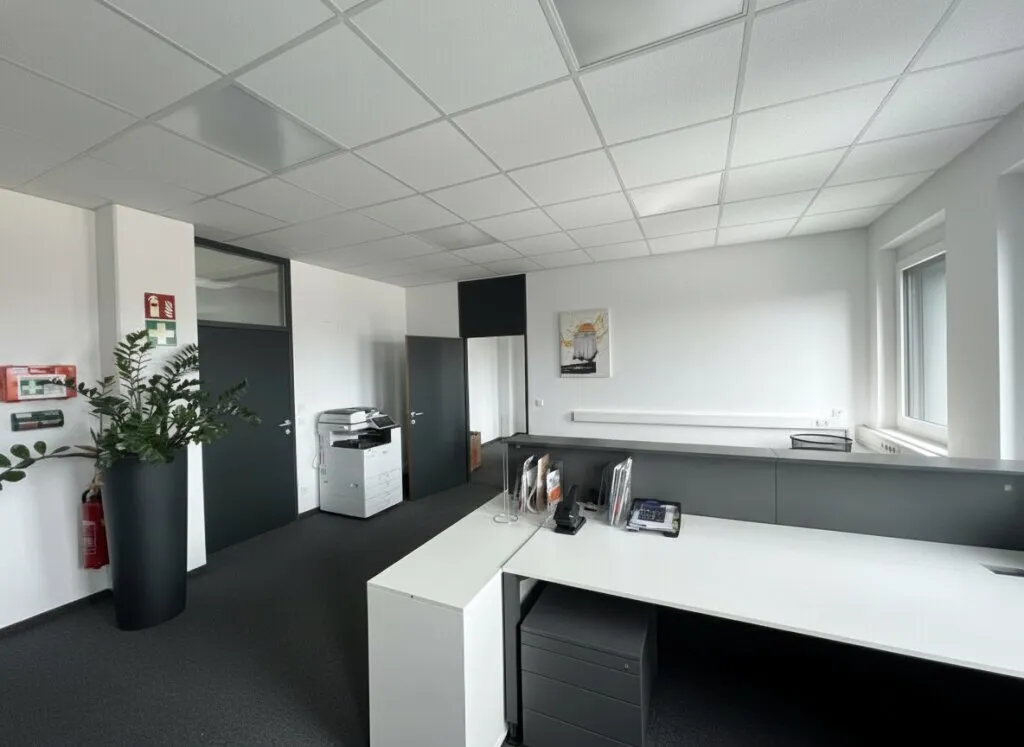 Gewerbepark Traiskirchen! 155 m² Büro mit Weitblick! Ab sofort unter EUR 10/m² inkl. allg BK! - Ansicht 2