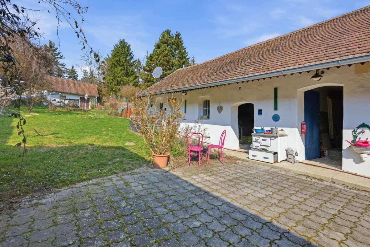 TraditionellesBauernhausmitgroßemGrundstück,Weinpresshaus,KellerundNebengebäuden!