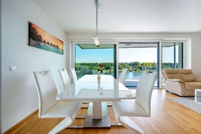 EMBASSY RESIDENCE ON THE WATERFRONT WITH PRIVATE BEACH – Bild 3