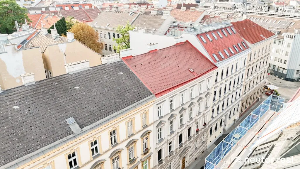 HISTORISCHES ZINSHAUSJUWEL AUS FAMILIENBESITZ IN BESTLAGE DES 18. BEZIRKS - CHARMANTER ALTBAU AUS FAMILIENBESITZ MIT EXZELLENTER INFRASTRUKTUR - NÄHE AKH UND KUTSCHKERMARKT - ca. 3,4 % RENDITE - Ansicht 2