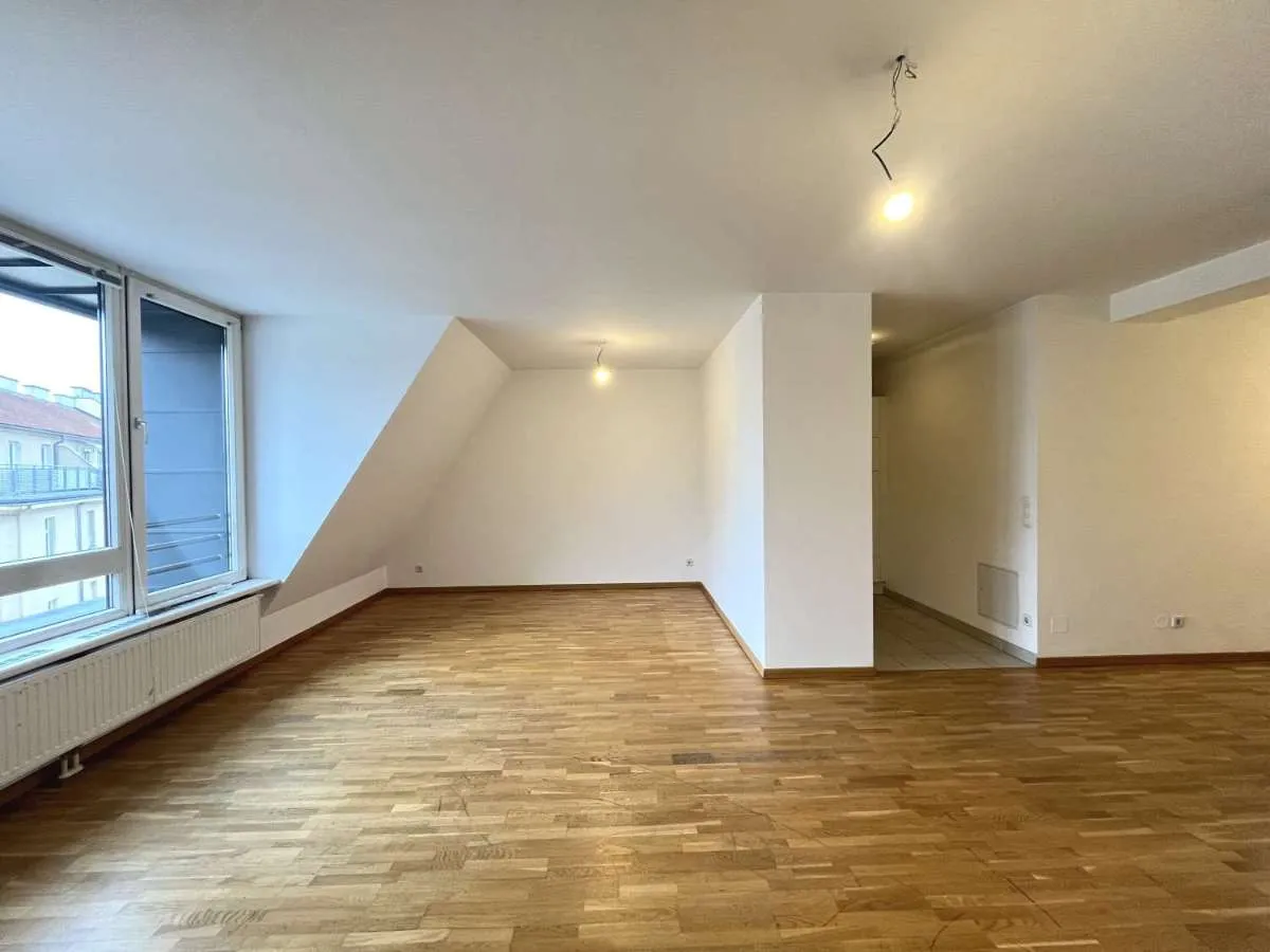 Helle 1 Zimmer DG-Wohnung in toller Lage - Nahe Donaukanal und Prater - Ansicht 2