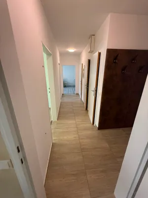 Ruhige 3-Zimmer-Wohnung mit Loggia, Garage und perfekter Verkehrsanbindung, photo 2