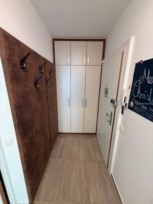 Ruhige 3-Zimmer-Wohnung mit Loggia, Garage und perfekter Verkehrsanbindung, photo 1