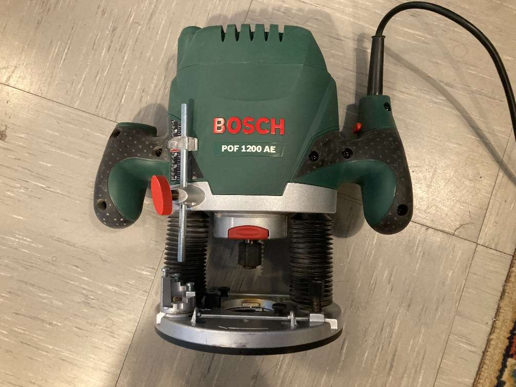 Bosch Oberfräse POF 1200 AE mit Zubehör, € 80,- (4802 Ebensee) - willhaben