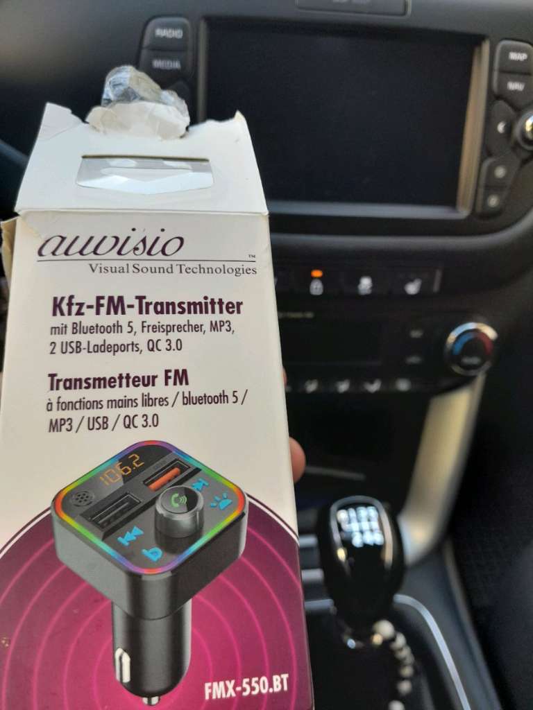 auvisio Kfz-FM-Transmitter mit Bluetooth 5, Freisprecher, MP3, 2  USB-Ladeports