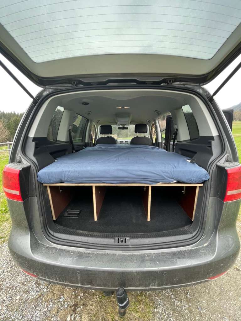 (verkauft) VW Touran Camping Selbstausbau Bett