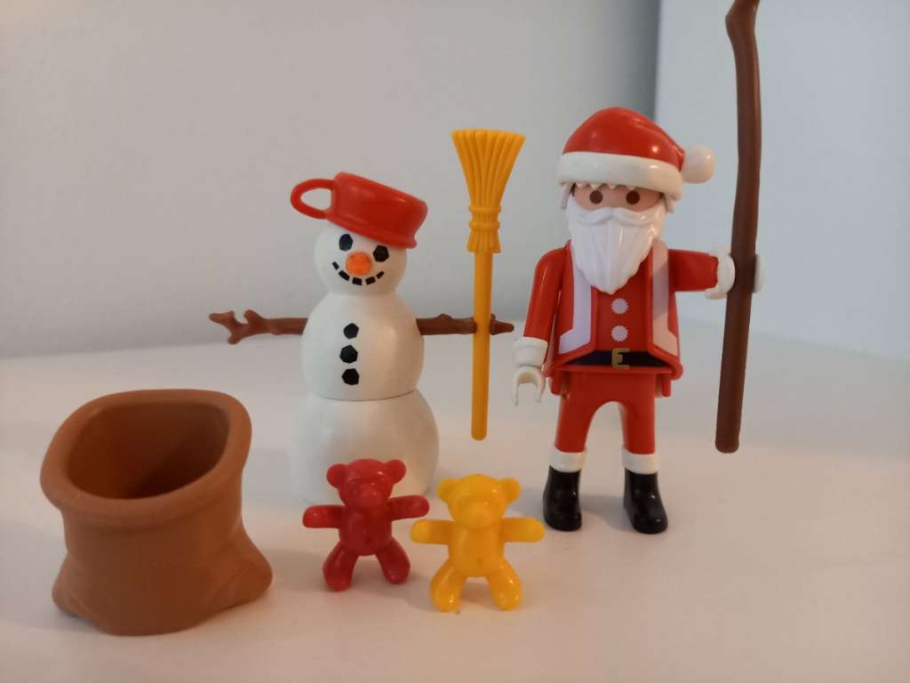 Playmobil 4890 Santa Claus and Snowman