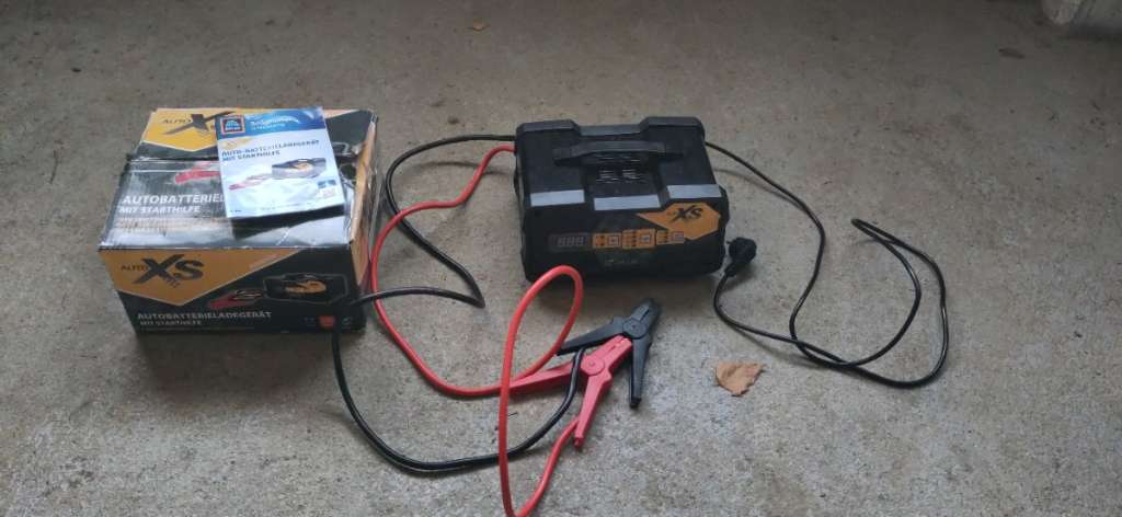 (verkauft) Batterie Ladegerät, Starthilfegerät