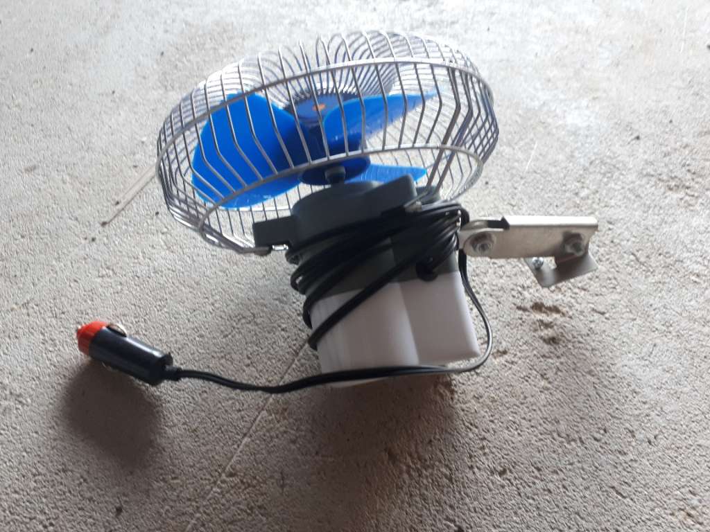 Auto-Ventilator an einem Saugnapf 4W/12V schwarz