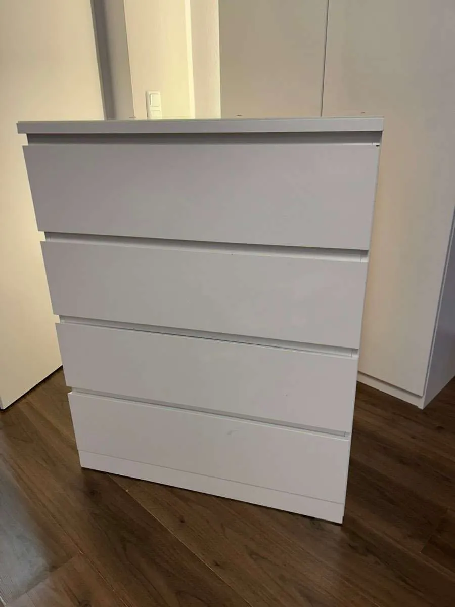 Ikea Malm Kommode hochglanz weiß + Glasplatte, € 30,- (4020 Linz)