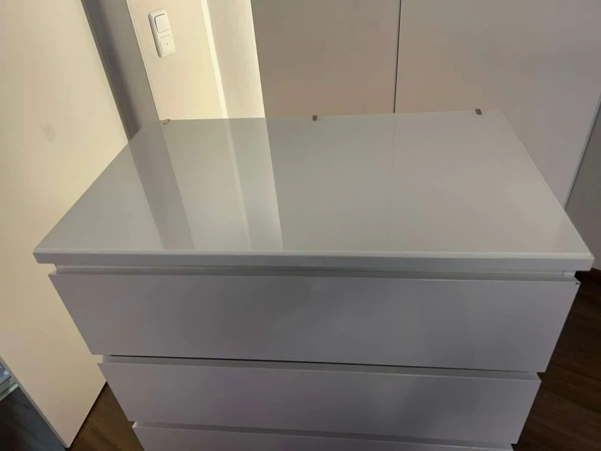 Ikea Malm Kommode hochglanz weiß + Glasplatte, € 30,- (4020 Linz)