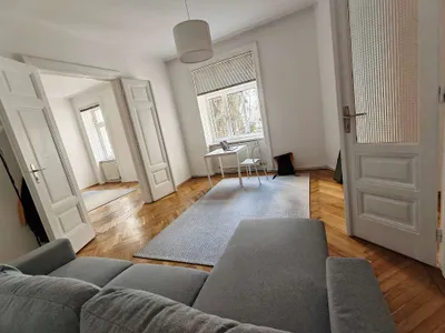 Kurzfristig verfügbar - Voll möbliert mit Bett, Sofa, Teppich & mehr - Sehr gut gepflegte Wohnung mit Balkon in ruhiger Lage, direkt an U1-Stationen - Ohne Maklergebühren, provisionsfrei – Bild 3
