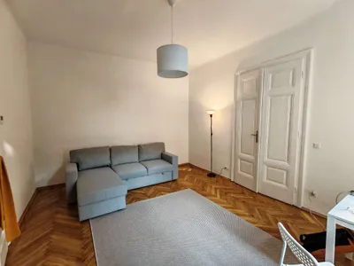 Kurzfristig verfügbar - Voll möbliert mit Bett, Sofa, Teppich & mehr - Sehr gut gepflegte Wohnung mit Balkon in ruhiger Lage, direkt an U1-Stationen - Ohne Maklergebühren, provisionsfrei – Bild 2