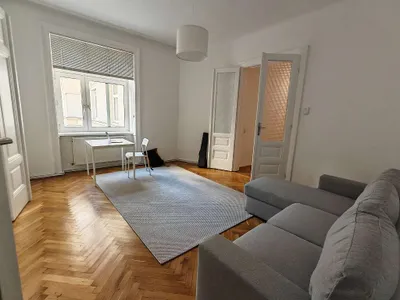 Kurzfristig verfügbar - Voll möbliert mit Bett, Sofa, Teppich & mehr - Sehr gut gepflegte Wohnung mit Balkon in ruhiger Lage, direkt an U1-Stationen - Ohne Maklergebühren, provisionsfrei