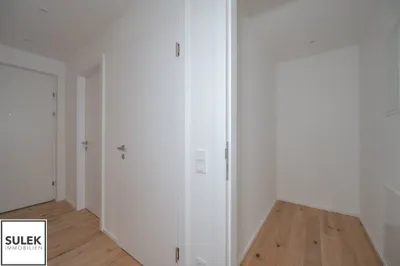 Perfekter Rückzugsort inmitten der Stadt: 2 Zimmer - Erstbezug mit Loggia nahe Westbahnhof + optional Garage // VIDEOTOUR! – Bild 3