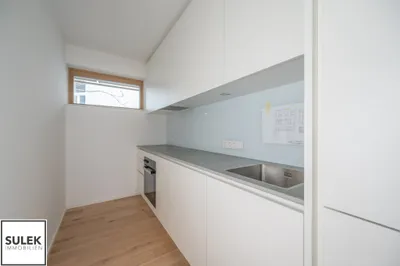 Perfekter Rückzugsort inmitten der Stadt: 2 Zimmer - Erstbezug mit Loggia nahe Westbahnhof + optional Garage // VIDEOTOUR! – Bild 2