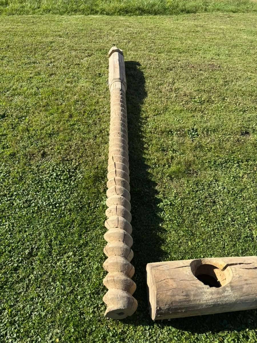 Alte antike Holzspindel mit Spindellager