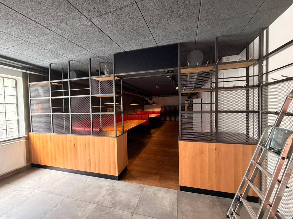 Industrielles Regal / Raumteiler im Loft-Design - Metall & Holz