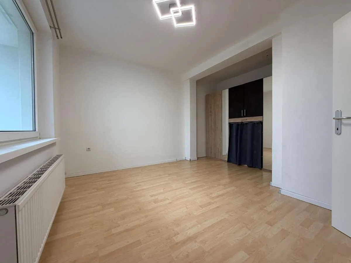 AB SOFORT - Tolle 2-Zimmer-Wohnung in zentraler Randlage mit Blick ins Grüne - Ansicht 2