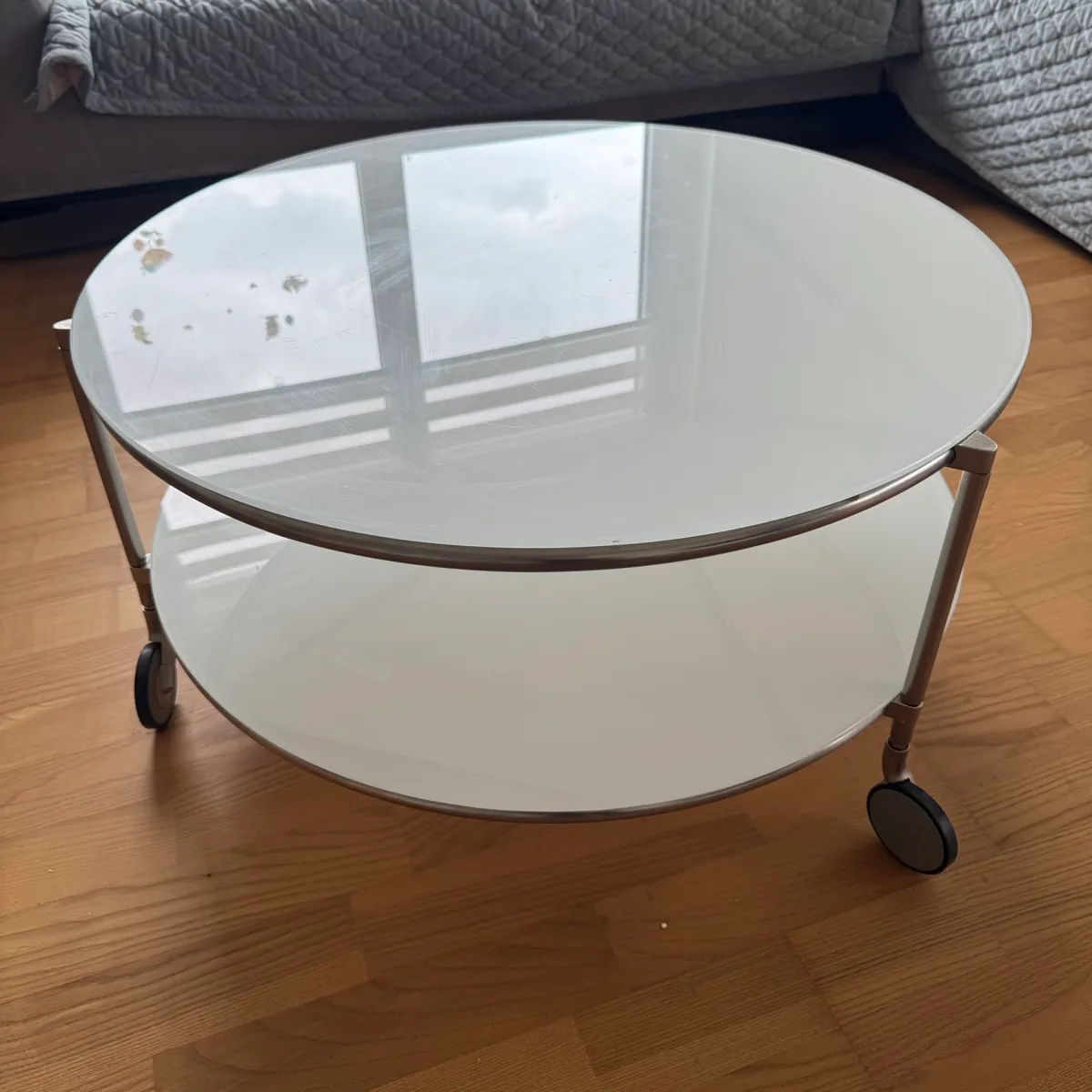 Couchtisch IKEA STRIND rund weiß Glas Rollen / 75cm, € 30,- (1220 Wien)