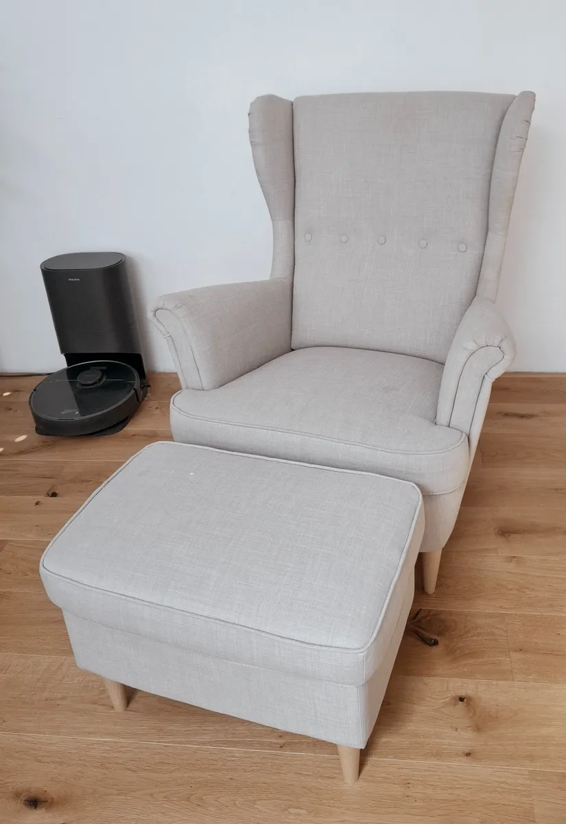 Ikea Strandmon Ohrensessel mit Hocker, € 135,- (3430 Tulln an der Donau)