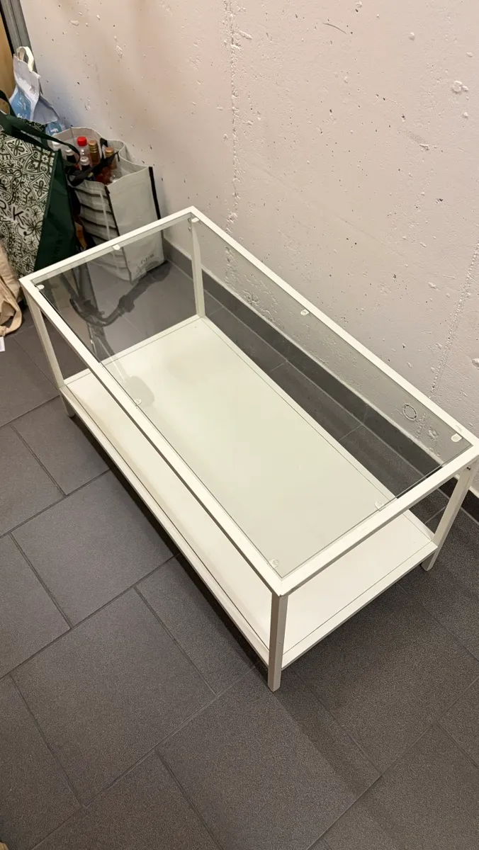 IKEA Couchtisch weiss/ Glas, € 8,- (1220 Wien)