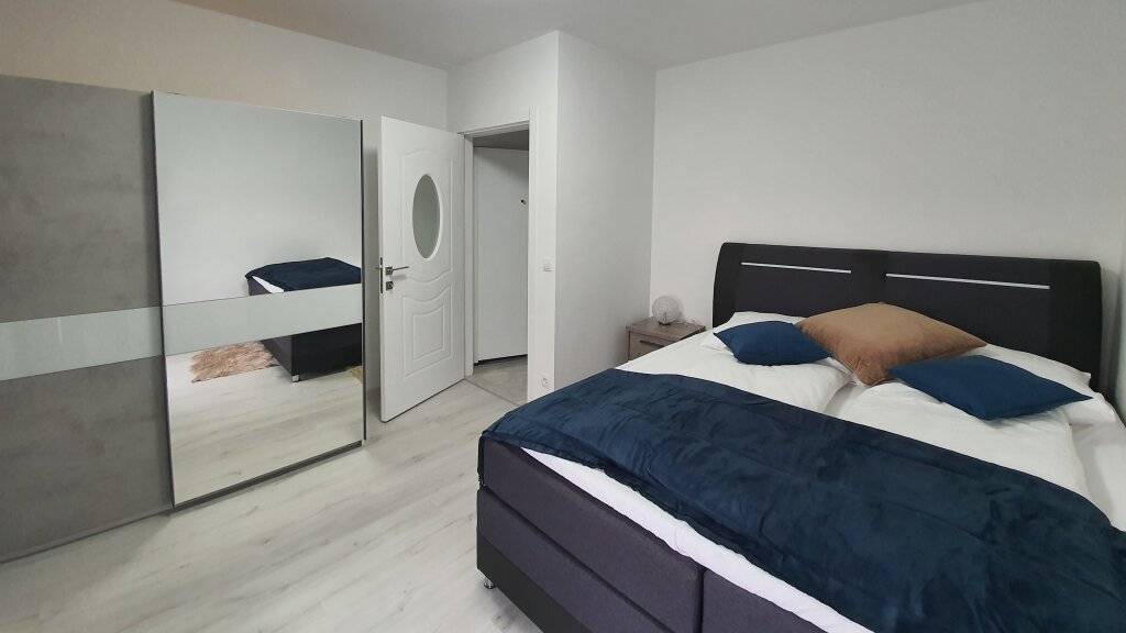 Zinshaus mit 5 Wohneinheiten, 5 KFZ Garagenplätze, Balkone, Garten (vermietet) - Ansicht 3