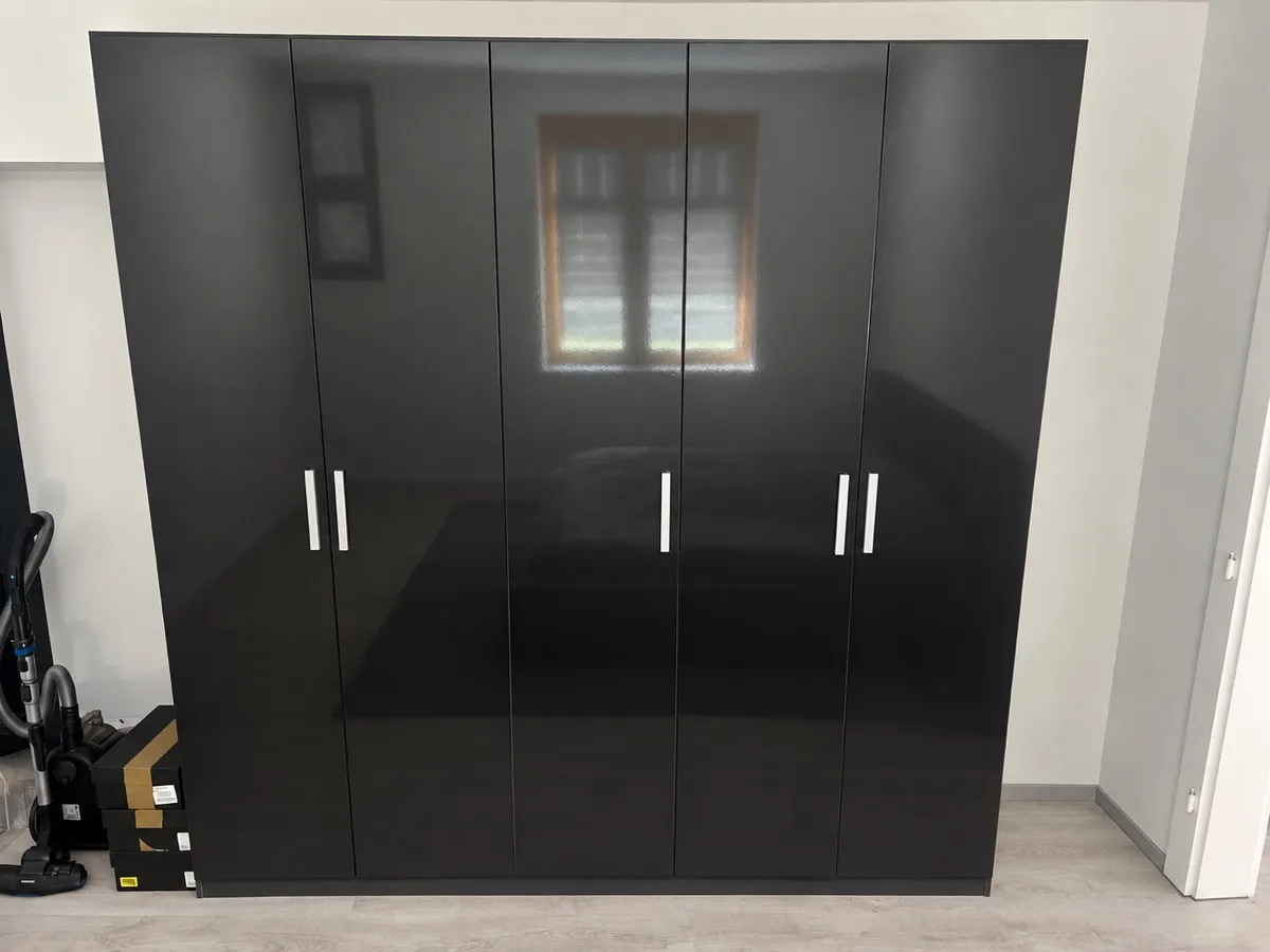 Großer moderner Kleiderschrank - Schwarz Hochglanz, € 250,- (1010 Wien)