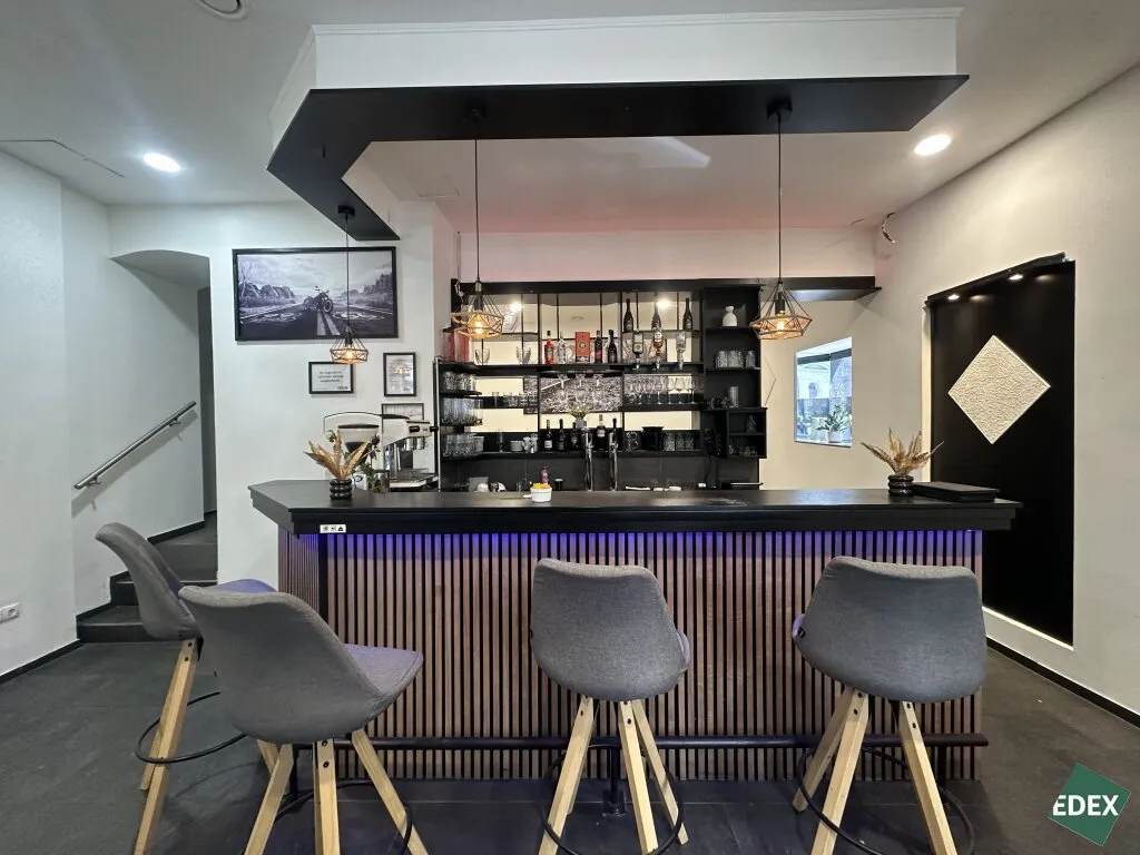 Stilvolle Bar auf zwei Etagen – pohled 2
