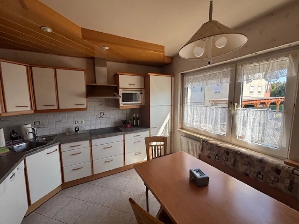 ANGEBOT LIEGT VOR ! LICHT. RUHE. SUBSTANZ. ECHTGRUNDSTÜCK - Bungalow mit Vollkeller und Garage in Sarasdorf - Ansicht 3
