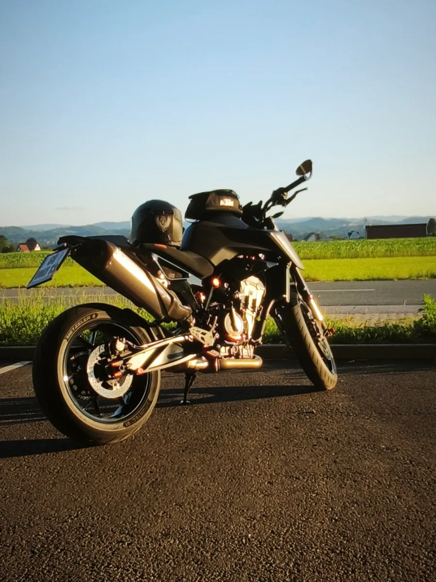 KTM 890